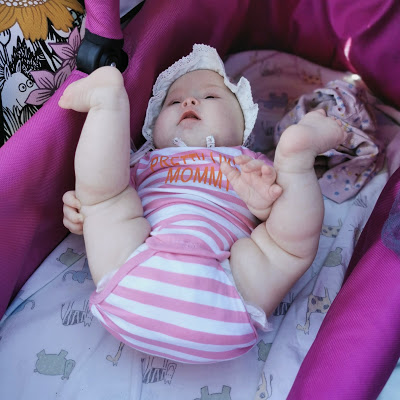 Meea yrittää jo kovasti maistella omia varpaitaan